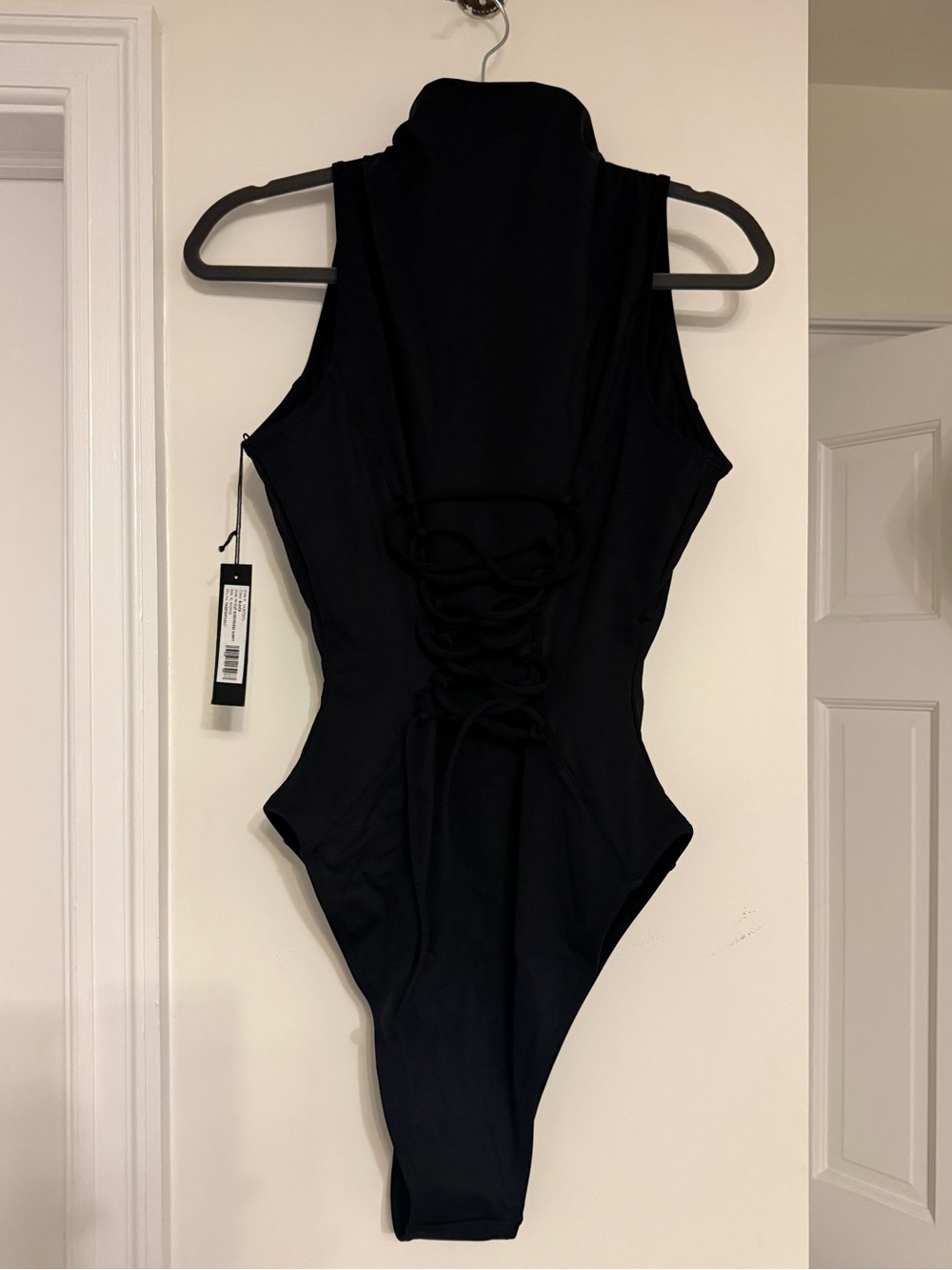 Sleeveless Front-Zip One-Piece Swimsuit - Black - Picture 3 of 5